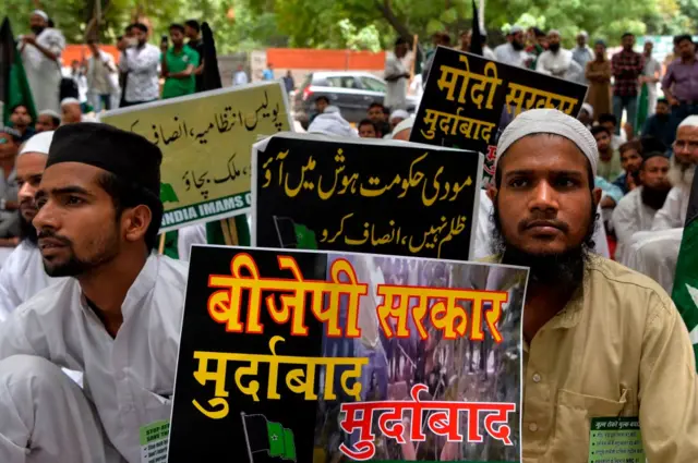 মুসলিমরা আক্রান্ত