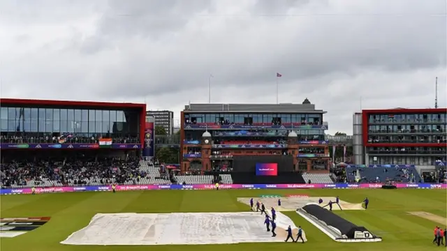 పిచ్‌పై కప్పిన కవర్లు