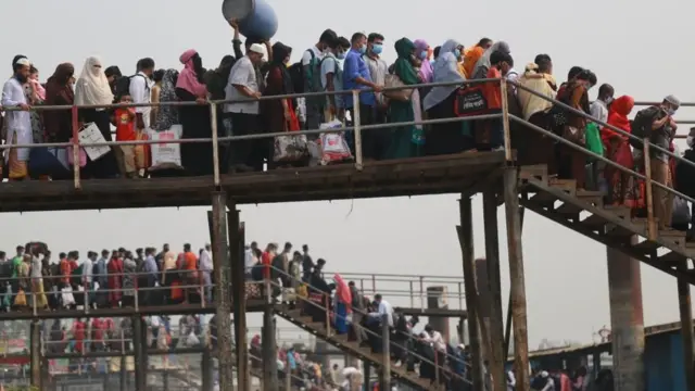 लॉकडाऊन जाहीर करण्यात आल्यानंतर आपापल्या गावी परतण्यासाठी धक्क्यावर अशी गर्दी झाली होती.