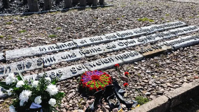 Memorial com flores no chão