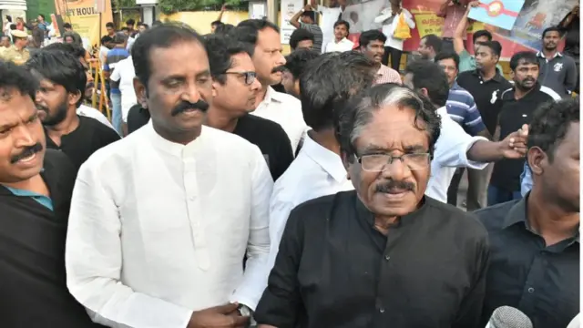 பூட்டு போடும் போராட்டம் முதல் சிக்ஸர் வரை! - நேற்றைய சேப்பாக்கம் காட்சிகள்