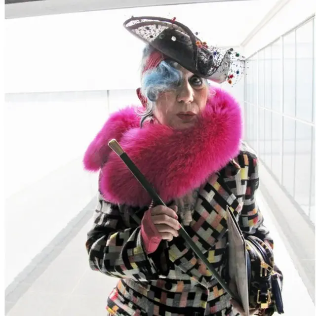 Панові Муру подобалося спостерігати за "екстравагантним вбранням" знавців моди, таких як Анна П'яджі, колишня редакторка італійського Vogue