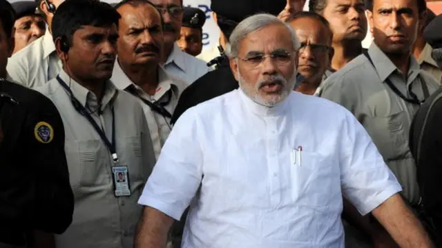 પૂછપરછ માટે જતી વેળાએ મોદીની તસવીર