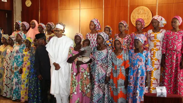 Nigerian President Muhammadu Buhari take foto wit 21 Chibok girls wey Boko Haram for 2016