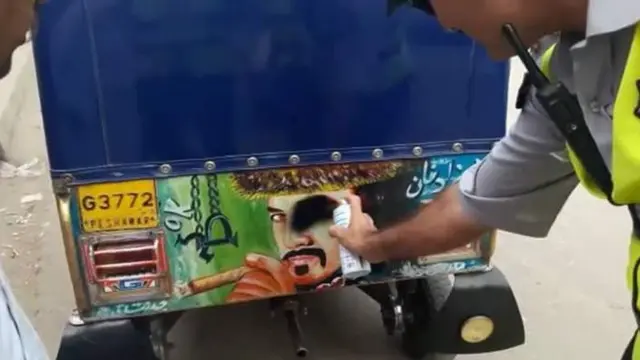 پوسٹروں کے خلاف پولیس مہم