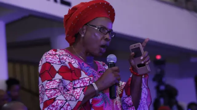 Nwaanyị na-ajụ ajụjụ