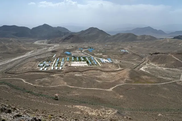 چینایي شرکت خپلو کارکوونکو لپاره تر اوسه یوازې دوه کمپونه جوړ کړي