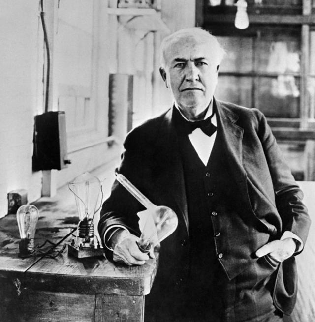 Thomas Edison con su bombillo en los años 1920