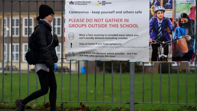 женщина идт мимо школы