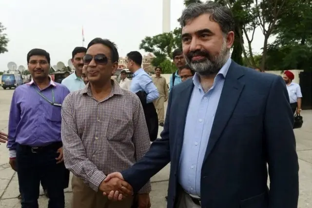 ભારતના વોટર કમિશનર પી. કે. સક્સેના અને તેમના પાકિસ્તાની સમકક્ષ સૈયદ મેહર અલી શાહ