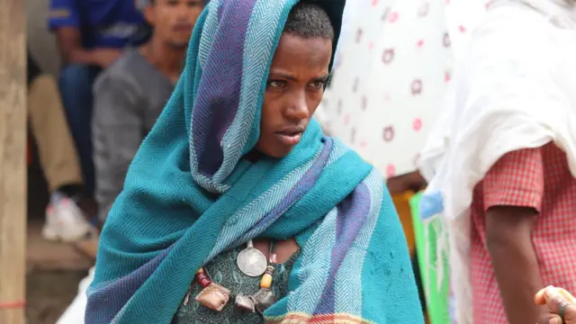 ማርትሬዛ ከአንገቷ ያኖረች