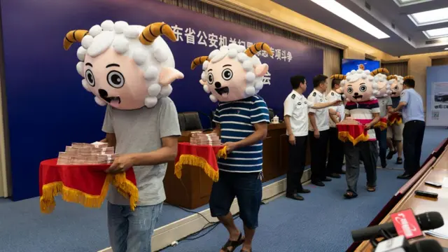 广东举报群众头戴遮盖物领奖。