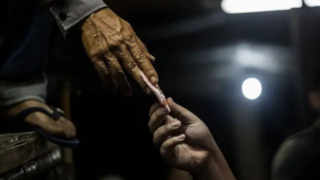 นักพนันส่งเงินกัน