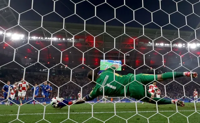 donaruma, modrić promašuje penal, donaruma brani penal modriću