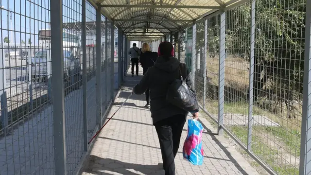 Кыргызстандын Чек ара кызматы билдирүү таратып, 10-октябрдан тарта президенттик шайлоого байланыштуу күчөтүлгөн тартипте иштөөгө өткөнүн билдирди. Бирок Кыргызстан тараптан эч кандай чектөөлөр жок деди чек ара кызматы.