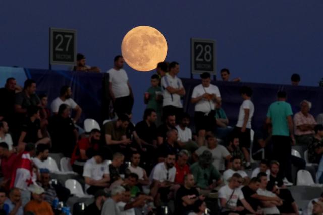القمر يضيء السماء وسط الجماهير في مباراة رياضية في كوتاييسي في جورجيا