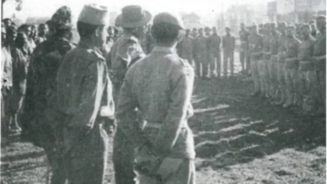 भारतीय सैनिकों के सामने हथियार डालते पाकिस्तान के सैनिक