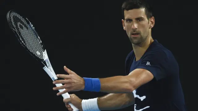 Novak Djokovic mgbe ọ na-apịa tennis n'asompị 2022 Australian Open na Melbourne, Australia.