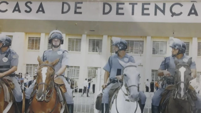 Policiais na frente do Carandiru