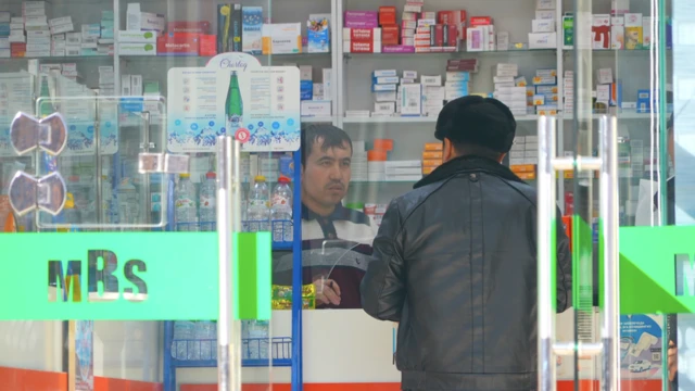 Тошкентдаги дорихонада сотувчи ва харидор