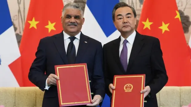 中國外長王毅與多米尼加外長巴爾加斯