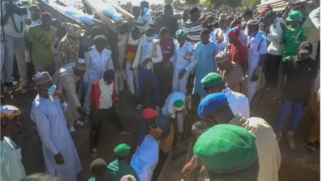 Awọn ero nibi isinku naa