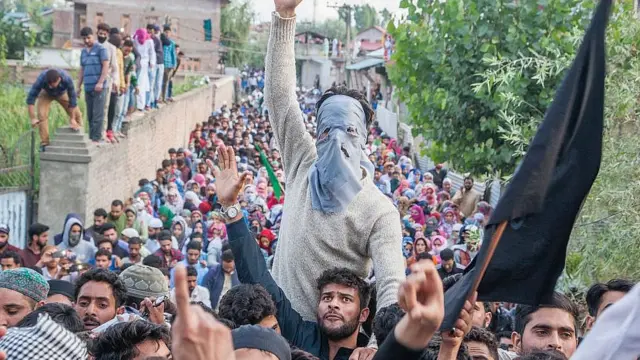 ভারতীয় সরকারি বাহিনীর হাতে নিহত বিদ্রোহী কামান্ডার দাউদ সালাফির জানাজা - জুন ২০১৮