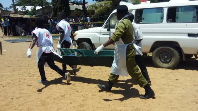 Baadhi ya miili ya waliokufa katika ajali hiyo ikiopolewa baharini