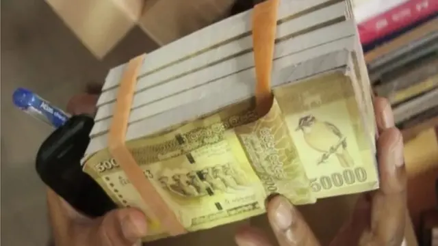 5000 ரூபாய் போன்ற தோற்றத்தில் 50,000 ரூபாயாக அச்சிடப்பட்டு வெளியாகியுள்ளது பற்றி விசாரணை நடைபெற்று வருகிறது.