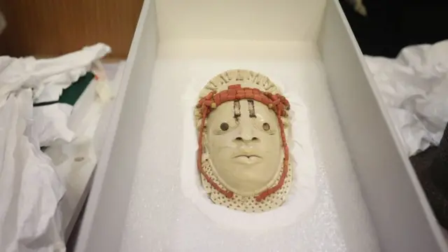 له عاج توږل شوې توټه