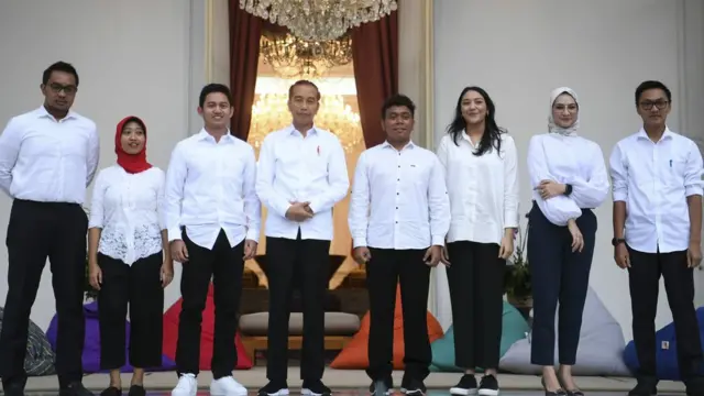 Para staf khusus presiden itu yaitu (dari kiri ke kanan) CEO Amartha Andi Taufan Garuda Putra, Perumus Gerakan Sabang Merauke Ayu Kartika Dewi, Pendiri Ruang Guru Adamas Belva Syah Devara, Peraih beasiswa kuliah di Oxford Billy Gracia Yosaphat Mambrasar, CEO dan Founder Creativepreneur Putri Indahsari Tanjung, Pendiri Thisable Enterprise Angkie Yudistia dan Mantan Ketua PMII Aminuddin Ma'ruf