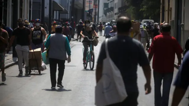 Pessoas transitandojogar caça niquel money grátisruajogar caça niquel money grátisLima