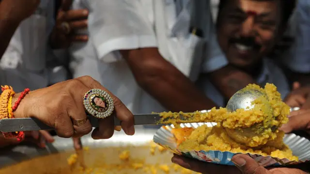 பிறருக்கு இலவச உணவு வழங்கி வேண்டுதல்