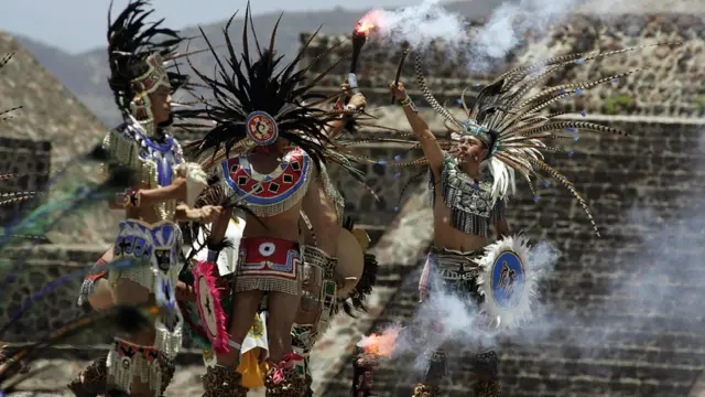 นักแสดงแต่งกายเลียนแบบชาวแอซเทค ที่แหล่งโบราณคดีของจักรวรรดิแอซเทคในเม็กซิโก