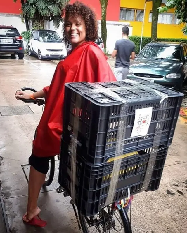 Aline Os, do coletivo Señoritas Courier, atende clientes por WhatsApp e Instagram