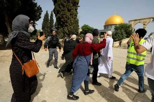 فلسطينيون وجندي إسرائيل في باحة المسجد الأقصى.