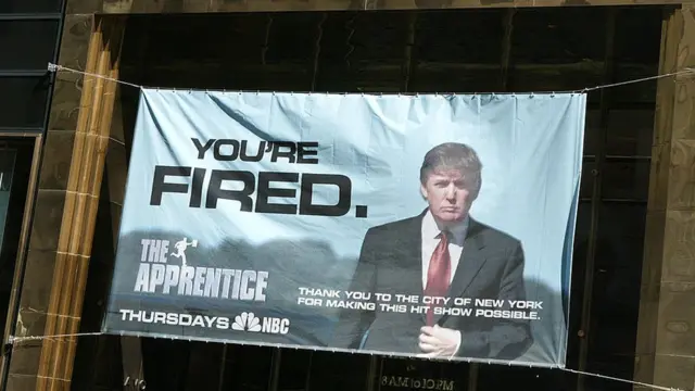 Un letrero con publicidad de 'The Apprentice'.