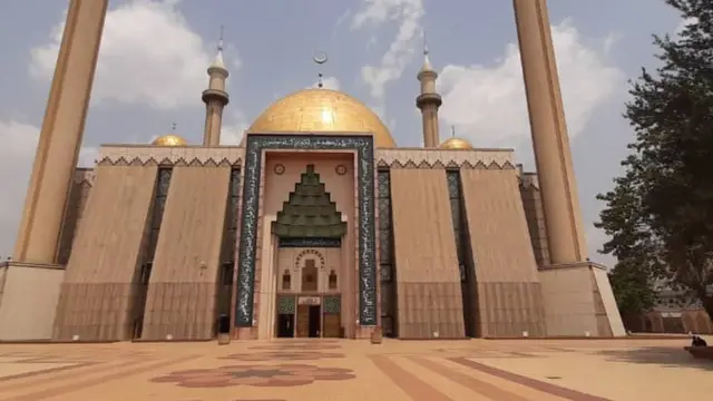 Titipa ni ilẹkun Mọṣalaaṣi apapọ Naijiria nilu Abuja wa. Irun Jimọ ko waye nibẹ.