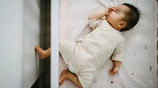 Bebé durmiendo boca arriba