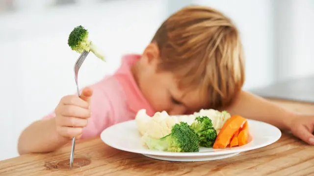 Garoto sem querer comer vegetais