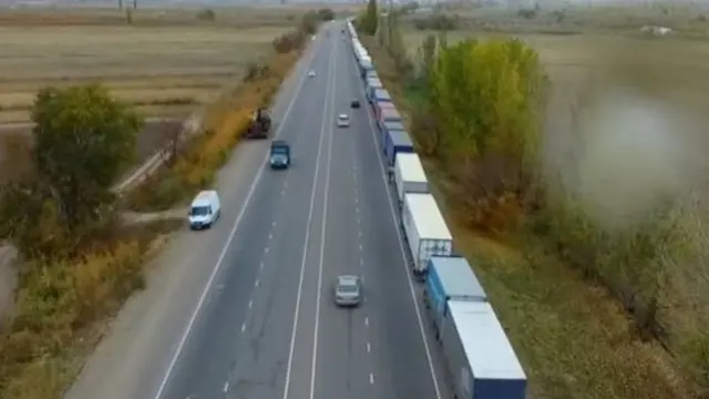 Казакстанга Кыргызстан тараптан бараткан оор жүк тарткан унаалар чек арадан өтө албай күндөп-түндөп кезек күтүүдө.