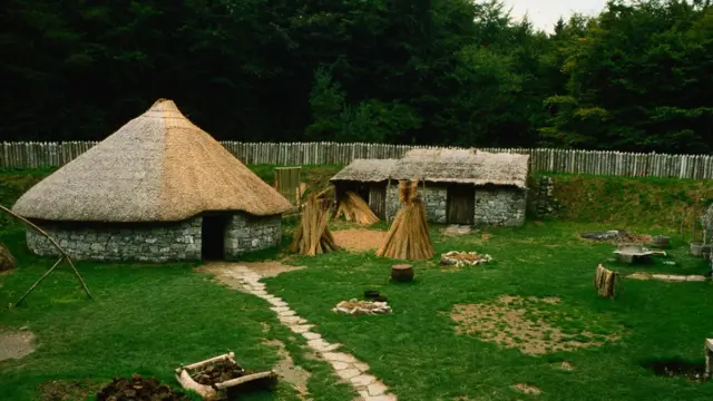 Crannog yang direka ulang di Craggaunowen Project, di Irlandia.
