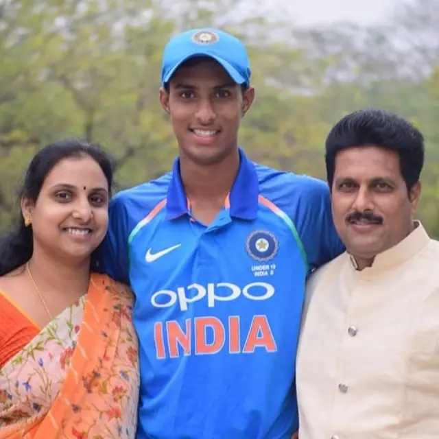 తల్లిదండ్రులతో తిలక్ వర్మ