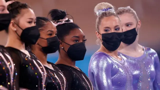 মুখে মাস্ক পরে প্রাকটিস হলে যুক্তরাষ্ট্রের নারী জিমন্যাস্ট দল।