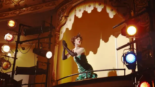 Mujer en palco aplaudiendo