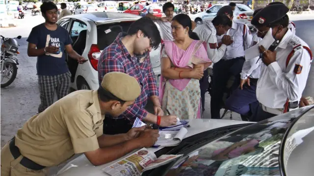 ચલાન ફાડતી પોલીસની પ્રતીકાત્મક તસવીર