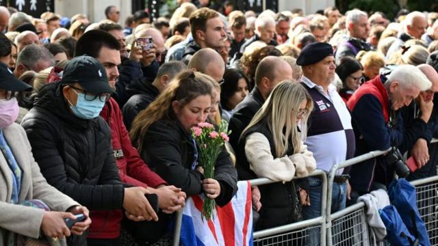 Pessoas acompanham em silêncio a passagem do cortejo fúnebre em Londres