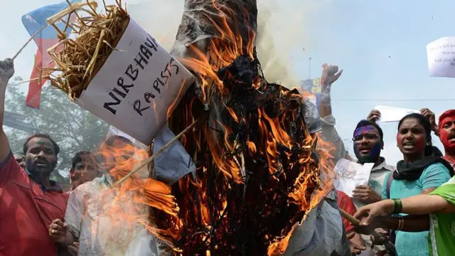 નિર્ભયાના ગુનેગારોને ફાંસીની સજાની માગ કરતા દેખાવકારો