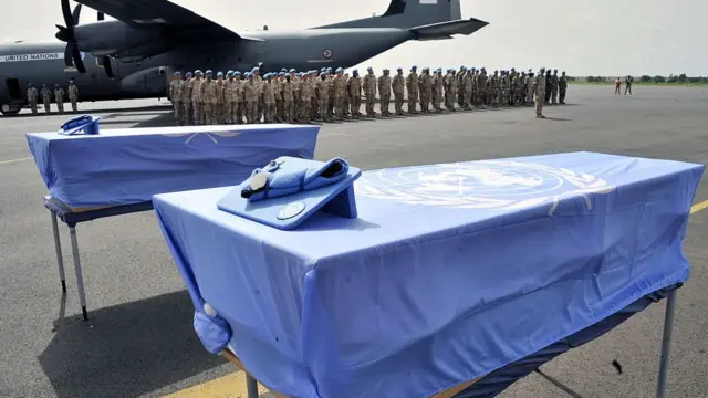 Ataúdes con los cuerpos de dos cascos azules fallecidos en Mali.