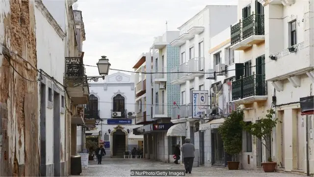 离开布尔高之后，在萨莉的社交鼓励下，作者见到了萨利的伴侣。